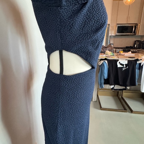 Elizabeth & James Navy Sheath Dress w/ Chic Cutouts – Bergdorf Goodman Exclusive - Picture 7 of 17